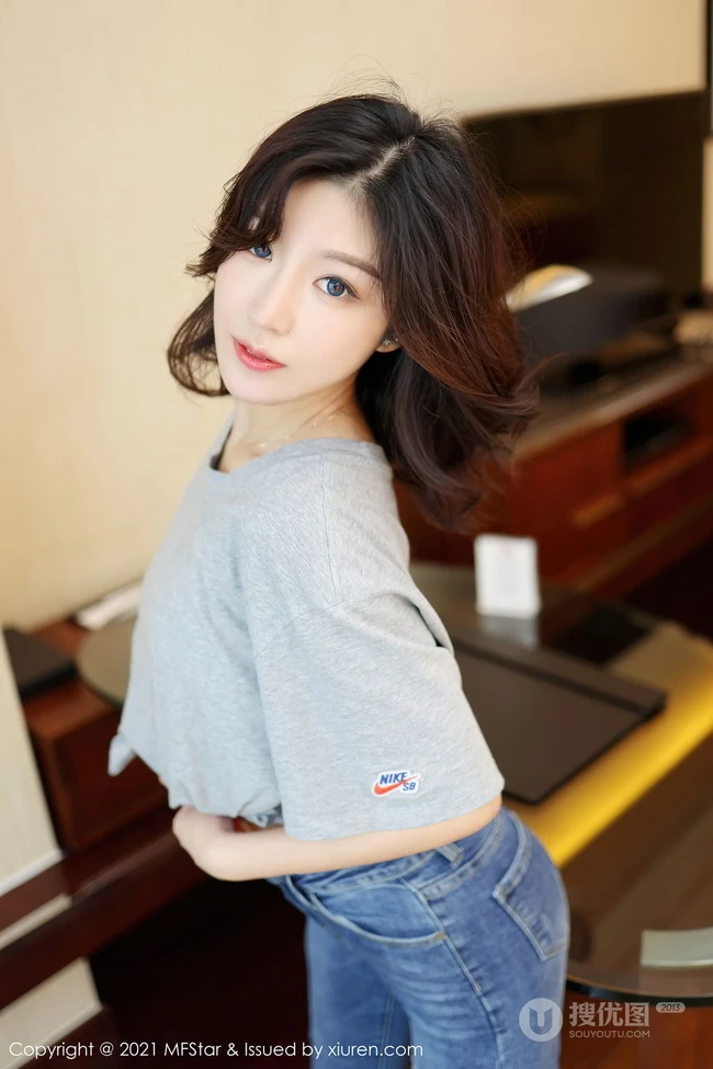 气质的牛仔裤，面容清秀卷发女生嫩模人间荒糖超美身段室内气质写真套图