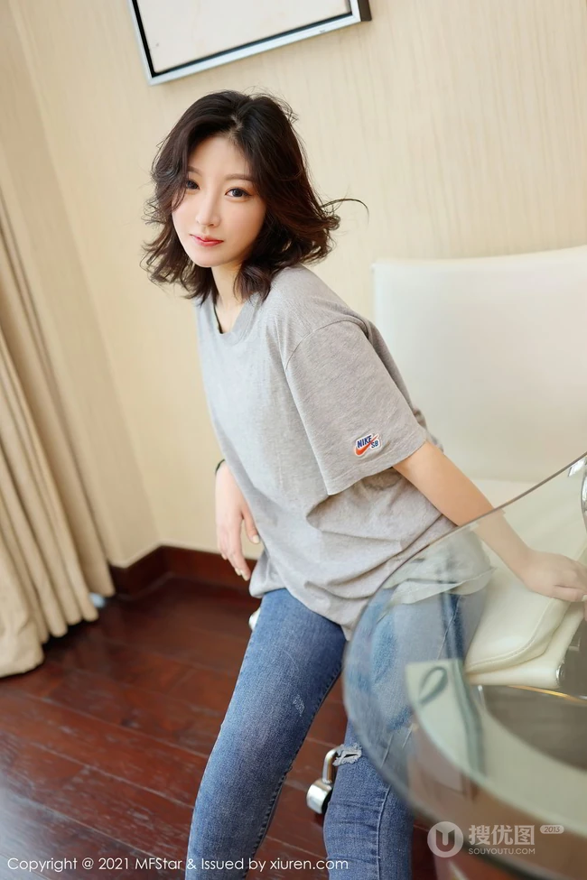 气质的牛仔裤，面容清秀卷发女生嫩模人间荒糖超美身段室内气质写真套图