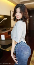 气质的牛仔裤，面容清秀卷发女生嫩模人间荒糖超美身段室内气质写真套图