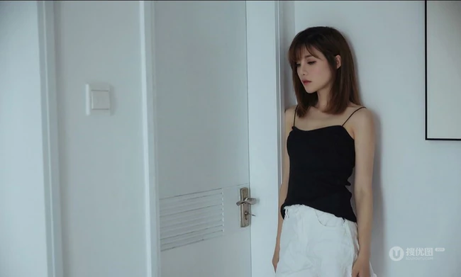 气质时尚女生小妹奶茶Emily可爱运动背心短裤居家温馨写真套图