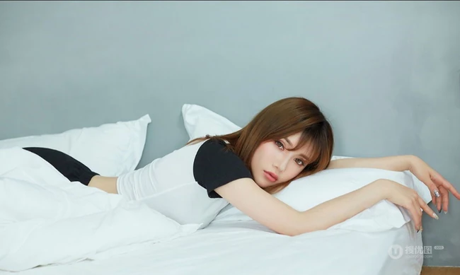 气质时尚女生小妹奶茶Emily可爱运动背心短裤居家温馨写真套图