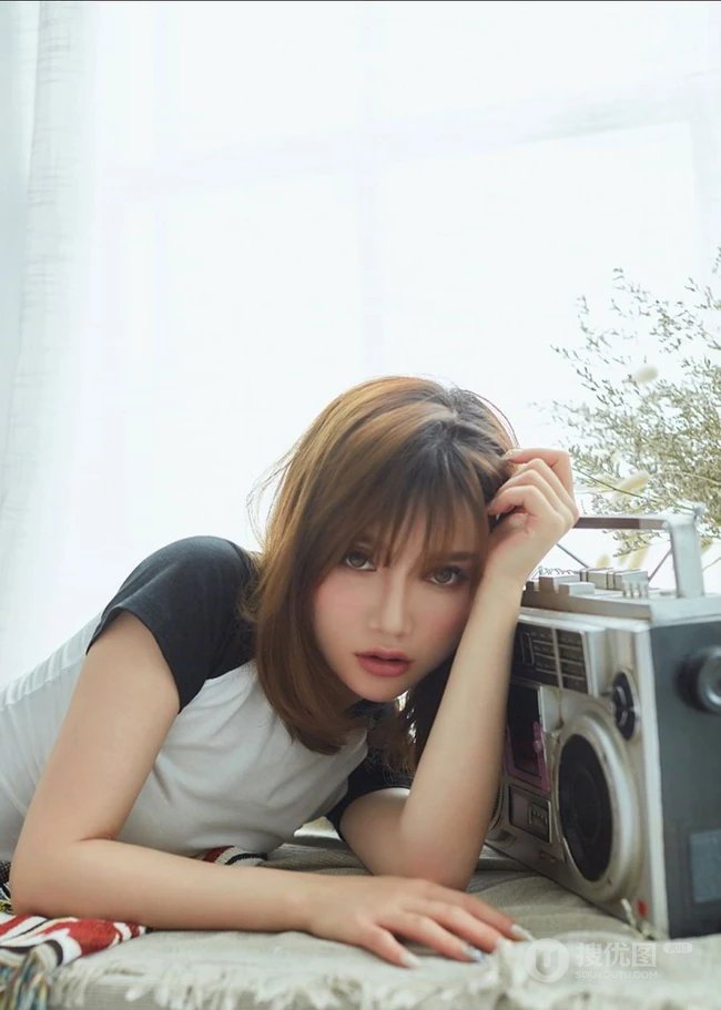 气质时尚女生小妹奶茶Emily可爱运动背心短裤居家温馨写真套图