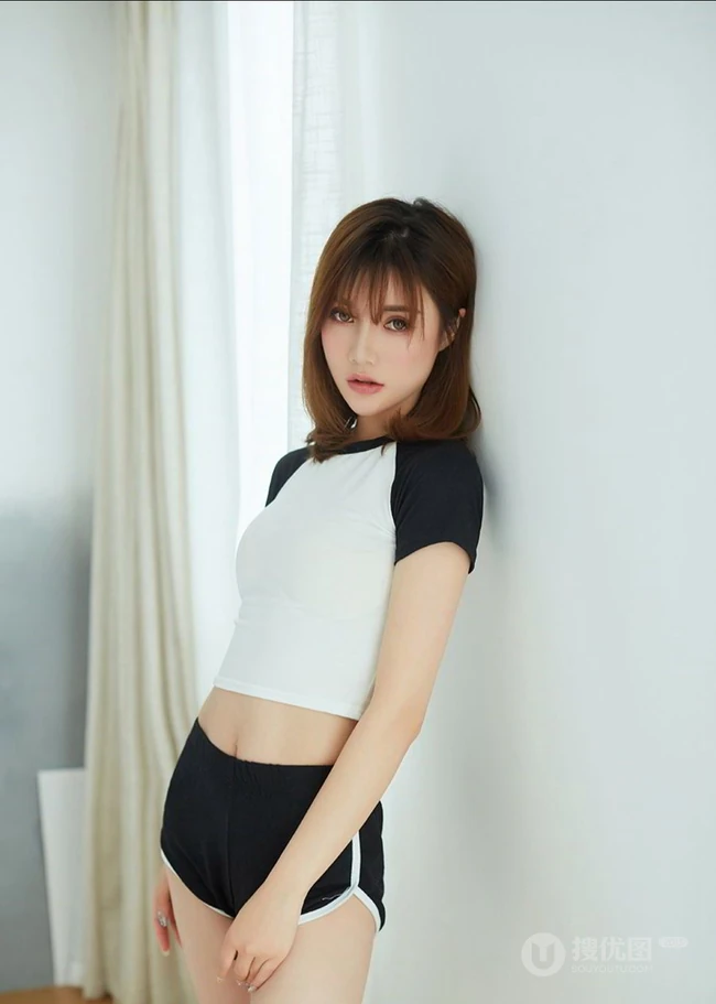 气质时尚女生小妹奶茶Emily可爱运动背心短裤居家温馨写真套图
