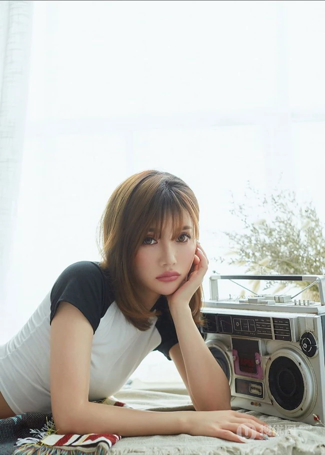 气质时尚女生小妹奶茶Emily可爱运动背心短裤居家温馨写真套图