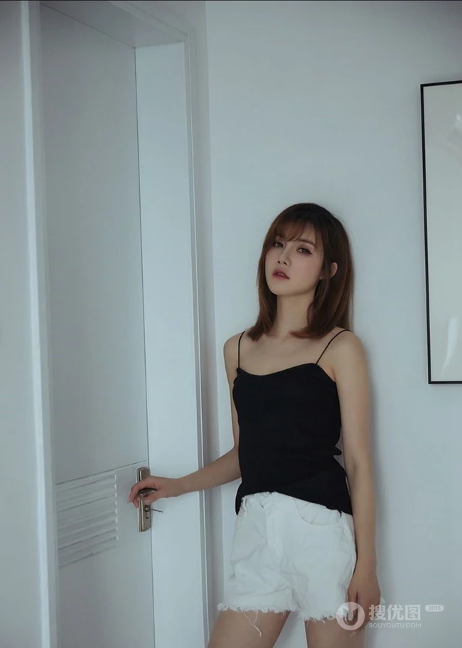 气质时尚女生小妹奶茶Emily可爱运动背心短裤居家温馨写真套图