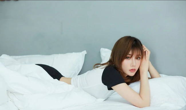 气质时尚女生小妹奶茶Emily可爱运动背心短裤居家温馨写真套图