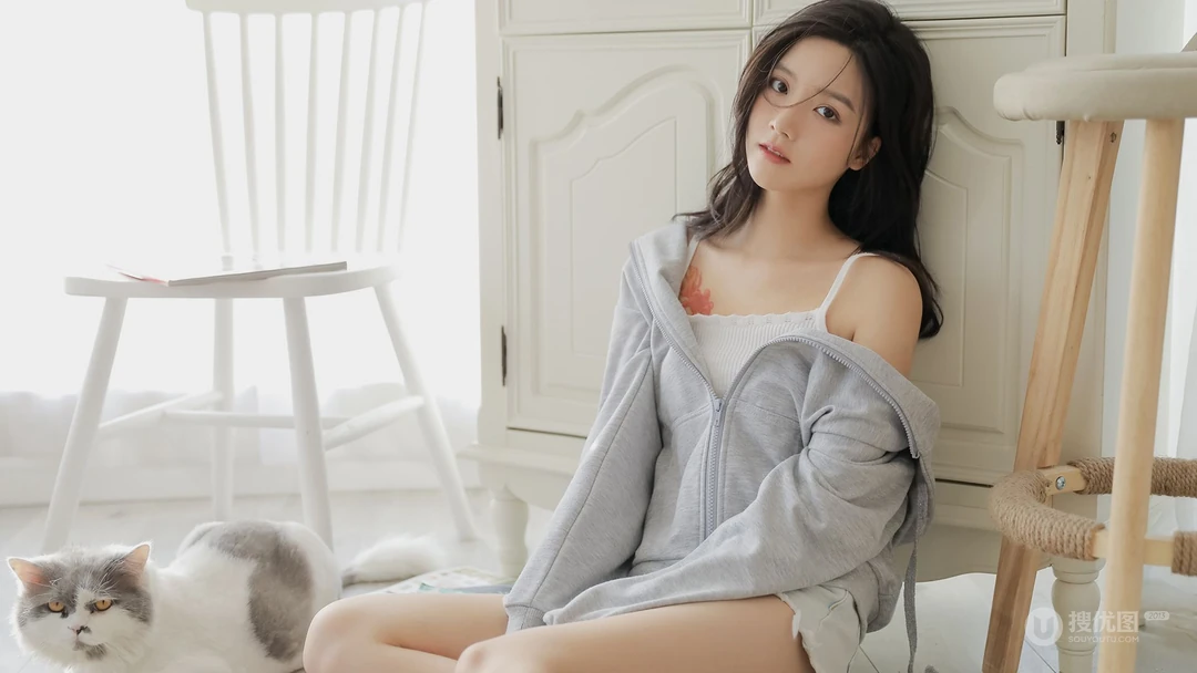 肩胛有纹身的少女，猫的陪伴 唯美写真壁纸图片