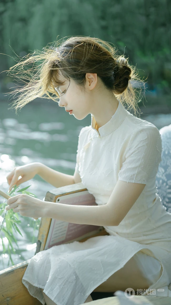 江南水乡 娉娉袅袅的旗袍少女轻舟畅游 唯美手机壁纸图片