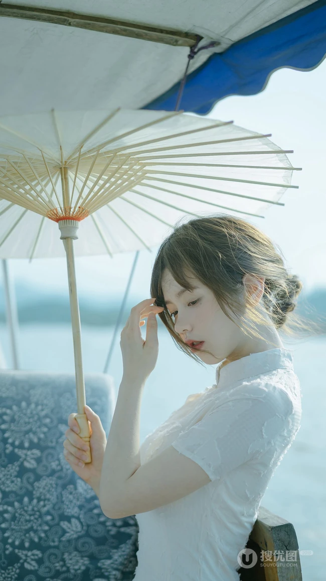 江南水乡 娉娉袅袅的旗袍少女轻舟畅游 唯美手机壁纸图片
