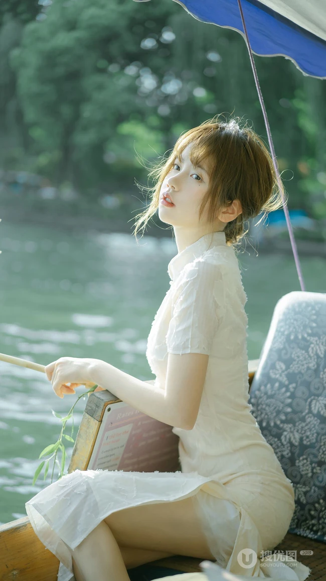 江南水乡 娉娉袅袅的旗袍少女轻舟畅游 唯美手机壁纸图片