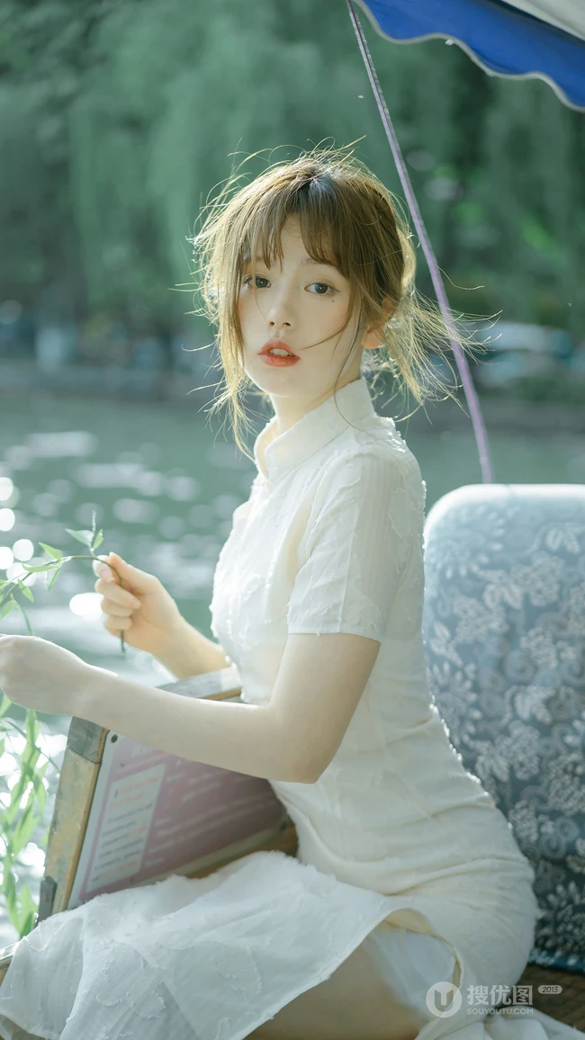 江南水乡 娉娉袅袅的旗袍少女轻舟畅游 唯美手机壁纸图片