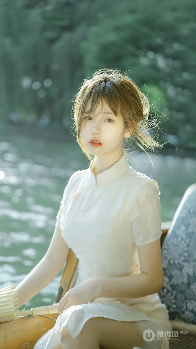 江南水乡 娉娉袅袅的旗袍少女轻舟畅游 唯美手机壁纸图片