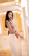 时尚女生轻熟梦心月紧身长袖T恤搭配白色长裤高跟优雅气质写真套图