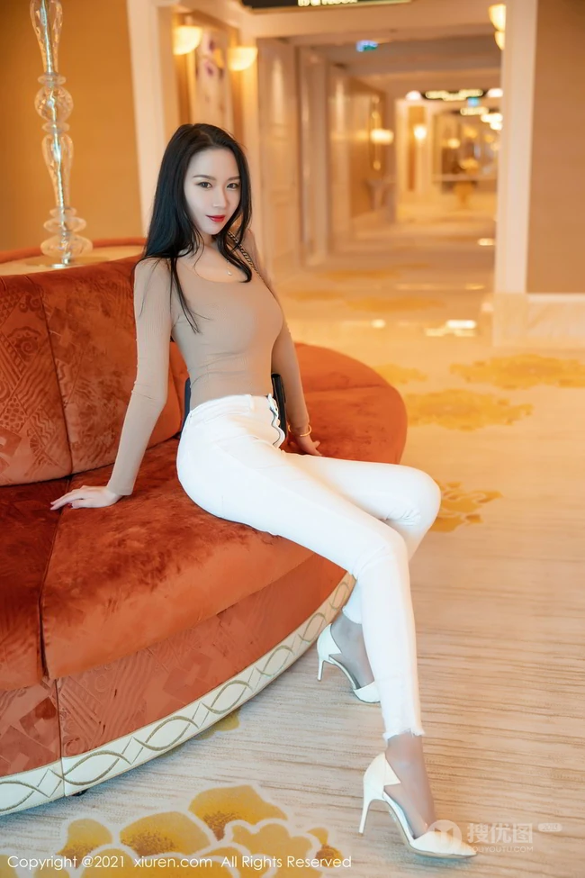 时尚女生轻熟梦心月紧身长袖T恤搭配白色长裤高跟优雅气质写真套图