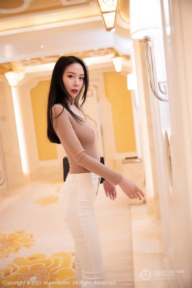 时尚女生轻熟梦心月紧身长袖T恤搭配白色长裤高跟优雅气质写真套图