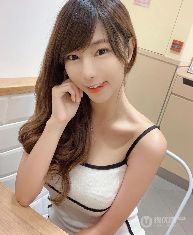 脸蛋甜美、身材亮眼香港女生苏小小气质个人生活照写真图片