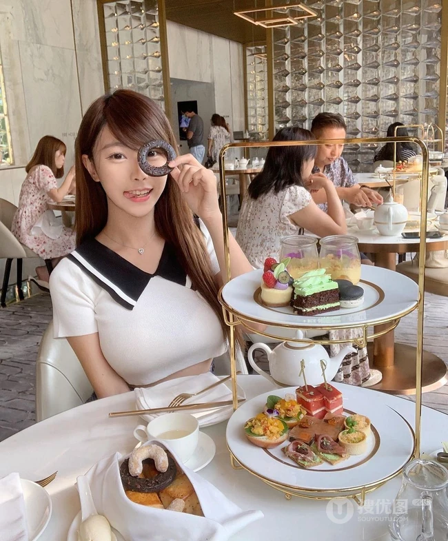 脸蛋甜美、身材亮眼香港女生苏小小气质个人生活照写真图片