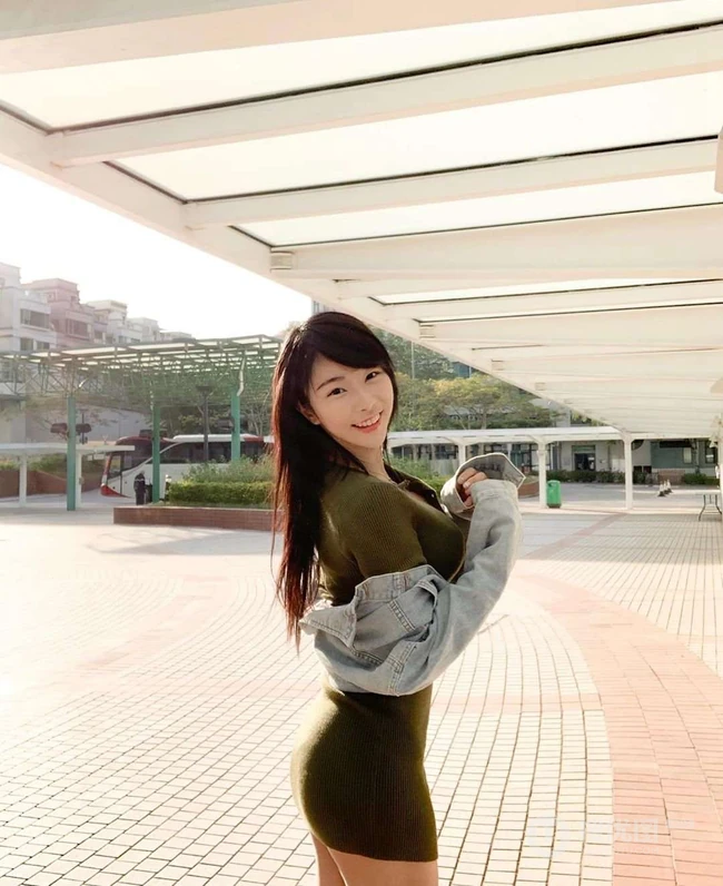 脸蛋甜美、身材亮眼香港女生苏小小气质个人生活照写真图片