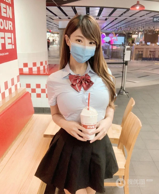 脸蛋甜美、身材亮眼香港女生苏小小气质个人生活照写真图片