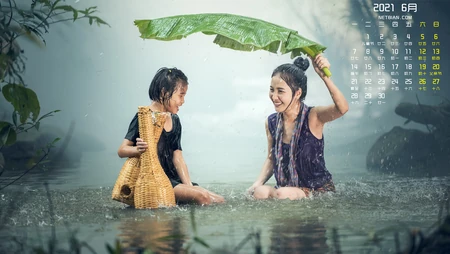 2021年6月日历图片，在大雨中捕鱼的两个越南少女，女孩壁纸图片