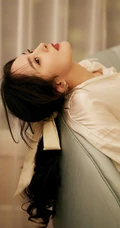 杨幂身着乳白长裙气质慵懒沙发写真图片