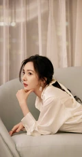 杨幂身着乳白长裙气质慵懒沙发写真图片