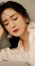 杨幂身着乳白长裙气质慵懒沙发写真图片