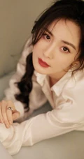 杨幂身着乳白长裙气质慵懒沙发写真图片