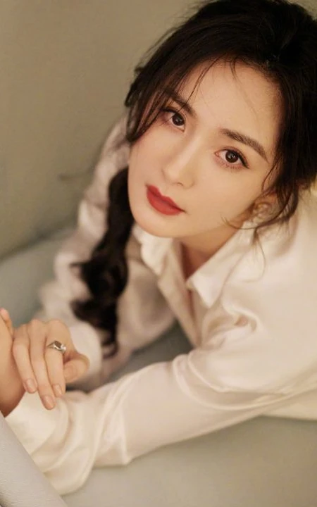 杨幂身着乳白长裙气质慵懒沙发写真图片