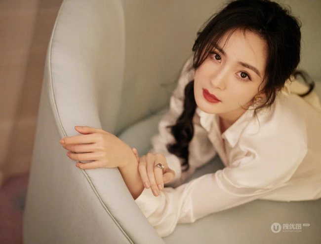 杨幂身着乳白长裙气质慵懒沙发写真图片