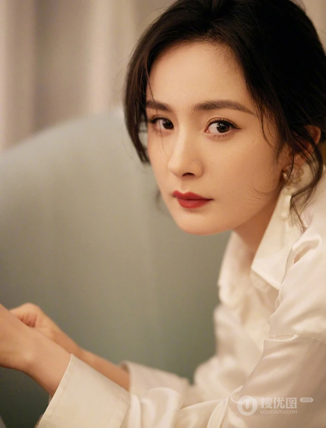 杨幂身着乳白长裙气质慵懒沙发写真图片