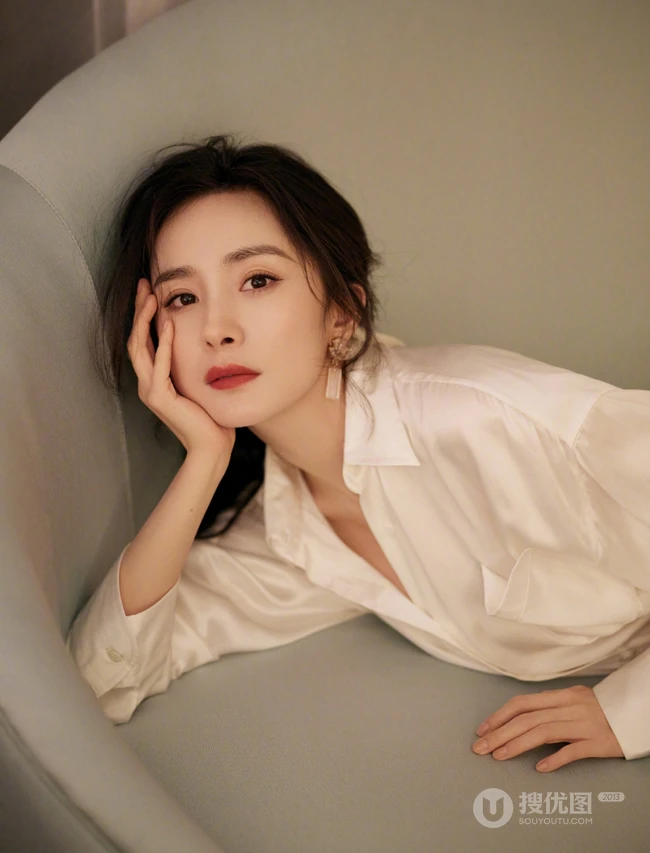 杨幂身着乳白长裙气质慵懒沙发写真图片