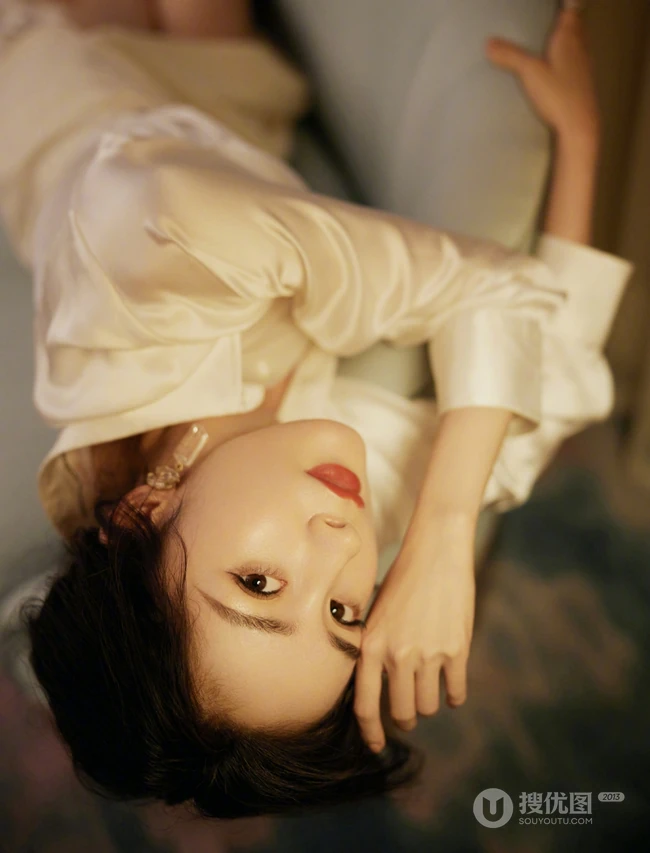 杨幂身着乳白长裙气质慵懒沙发写真图片