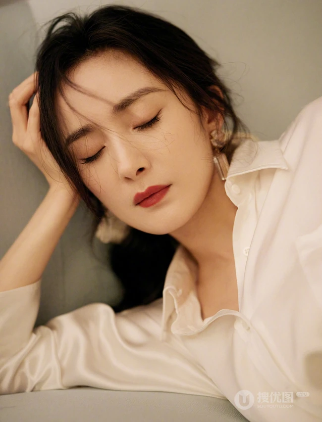 杨幂身着乳白长裙气质慵懒沙发写真图片