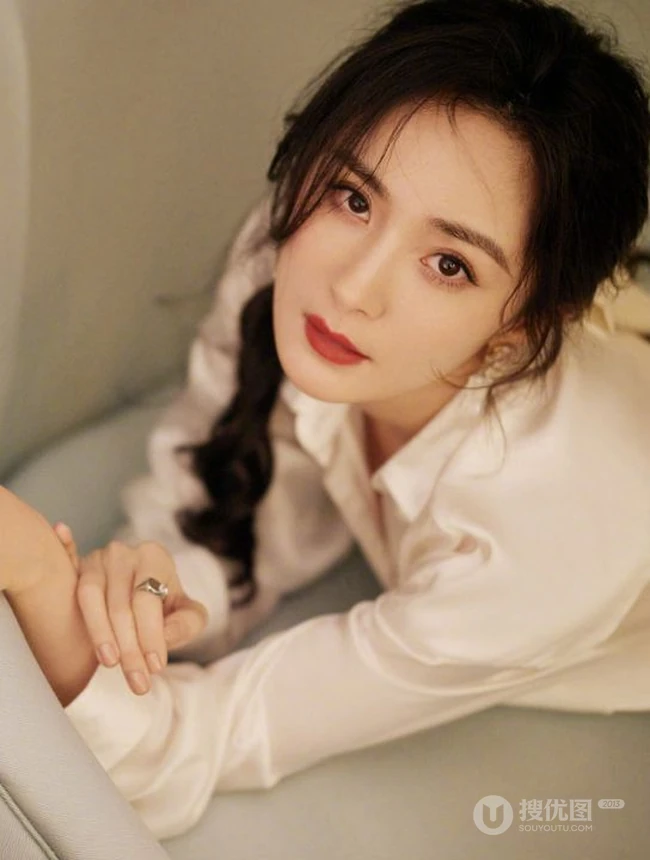 杨幂身着乳白长裙气质慵懒沙发写真图片