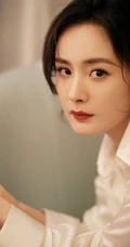 杨幂身着乳白长裙气质慵懒沙发写真图片