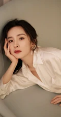 杨幂身着乳白长裙气质慵懒沙发写真图片
