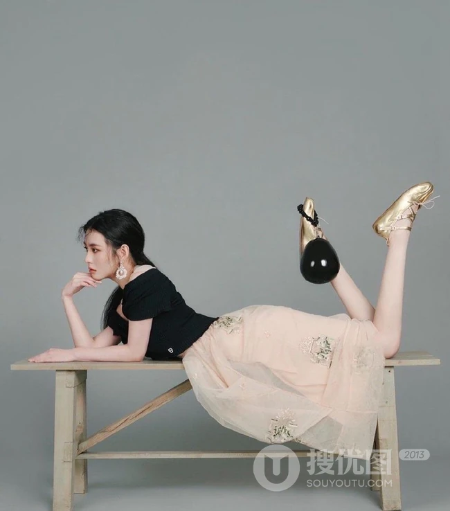 邱淑贞女儿沈月气质高冷写真杂志图片