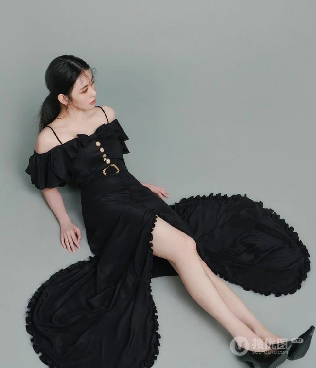邱淑贞女儿沈月气质高冷写真杂志图片