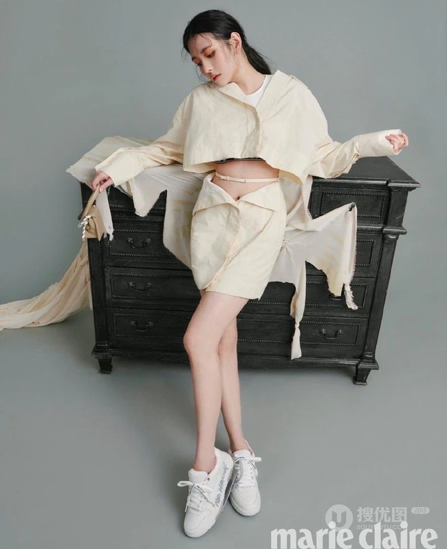 邱淑贞女儿沈月气质高冷写真杂志图片