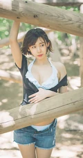 可爱软萌的短发少女水湊みお紧身牛仔热裤户外旅拍气质动人写真图片