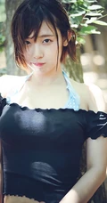 可爱软萌的短发少女水湊みお紧身牛仔热裤户外旅拍气质动人写真图片