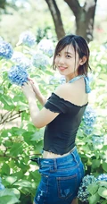 可爱软萌的短发少女水湊みお紧身牛仔热裤户外旅拍气质动人写真图片