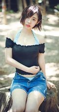 可爱软萌的短发少女水湊みお紧身牛仔热裤户外旅拍气质动人写真图片