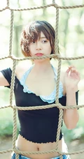 可爱软萌的短发少女水湊みお紧身牛仔热裤户外旅拍气质动人写真图片