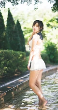 可爱软萌的短发少女水湊みお紧身牛仔热裤户外旅拍气质动人写真图片