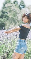可爱软萌的短发少女水湊みお紧身牛仔热裤户外旅拍气质动人写真图片