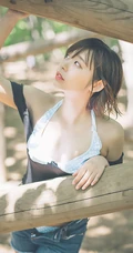 可爱软萌的短发少女水湊みお紧身牛仔热裤户外旅拍气质动人写真图片