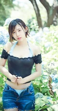 可爱软萌的短发少女水湊みお紧身牛仔热裤户外旅拍气质动人写真图片