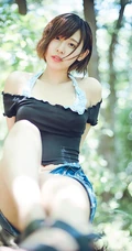 可爱软萌的短发少女水湊みお紧身牛仔热裤户外旅拍气质动人写真图片